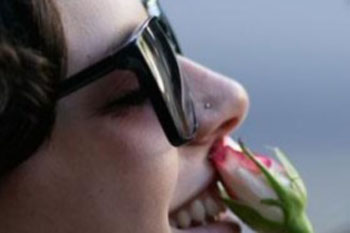 Потеря зрения просто заставляет людей обращать больше внимания на обонятельное восприятие. Фото:iscience.ru