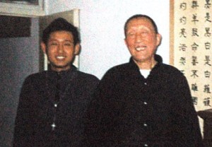 Католицький пастир м. Баодін Чжан Дапен (справа), який просидів у в'язниці в Китаї багато років. Фото: epochtimes.com