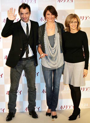 Кэмерон Диаз (Cameron Diaz) (в центре), Джуд Ло (Jude Law) (слева) и режиссер Нэнси Мейерс (Nancy Meyers) в Японии на премьере фильма 'Отпуск по обмену'. Фото: Junko Kimura/Getty Images