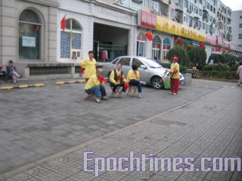 На вулицях Пекіна більше дружинників-добровольців, ніж перехожих. Фото: The Epoch Times 