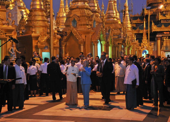 Госсекретарь США Хиллари Клинтон в буддийском храме ― одной из достопримечательностей пагоды Шведагон в Янгоне. Мьянма, 1 декабря 2011 года. Фото: Soe Than WIN/ Getty Image 