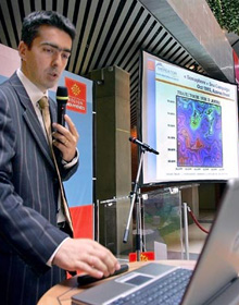 П’єр Баюрель, директор об'єднання Меркатор, 14 жовтня 2005 р. представив регіональній раді Тулузи Перший всесвітній бюлетень океанічних прогнозів стану океану. Фото Жоржа Гобе
