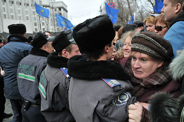 Понад 5 тисяч працівників освіти з різних регіонів України 22 березня вийшли до Кабінету Міністрів з вимогою підвищення зарплати. Фото: Володимир Бородін/The Epoch Times Україна