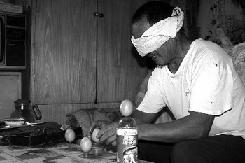 Після 50 років тренувань Лю може з зав'язаними очима поставити вертикально курячі яйця. Фото з epochtimes.com