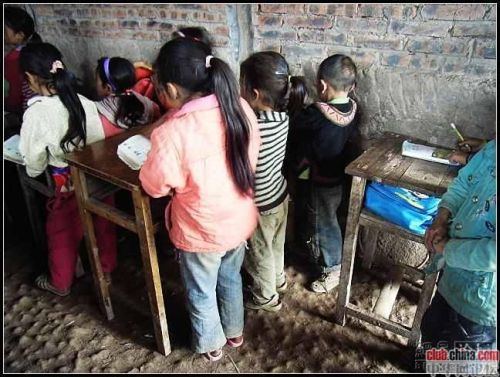 Сільська початкова школа в Китаї. Повіт Мабьянь провінції Сичуань. Фото: Чжоу Чжунмінь 
