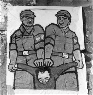 В конце 1966 г. на улицах Пекина появились плакаты, рассказывающие как относиться к так называемым *врагам народа* во время *Великой Культурной Революции*. Фото: Jean Vincent /AFP/Getty Images
