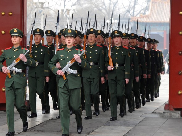 Военные проводят тренировку в Пекине в марте этого года. Фото: Mark Ralston/AFP/Getty Images