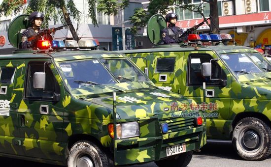 Селищна влада провела «військовий парад» для залякування китайців. Селище Хоуцзе провінції Гуандун. 4 січня 2010 р. Фото з epochtimes.com