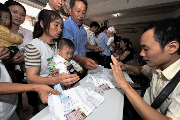 В связи со скандалом с заражённым меламином молоком, больницы переполнены родителями со своими детьми, пришедшими на медосмотр. 20 сентября 2008 г. Фото: AFP 