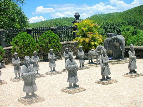 Мовчазні вартові: кам'яні статуї солдатів стоять на варті біля гробниці Кхай Дінь в Хюе. Фото з сайту theepochtimes.com