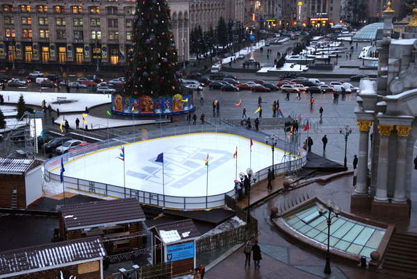 Ледовый каток установили в Киеве на площаде Независимости. Фото: Владимир Бородин/The Epoch Times