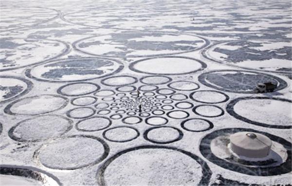 Найглибше озеро у світі — Байкал. У березні 2010 року на льоду озера з'явилися дивні кола. Темні ділянки у вигляді кіл — це поверхня, вільна від снігу. Утворилося близько тисячі кіл, які розташувалися спіраллю. Їх діаметри збільшувалися від одного до іншо