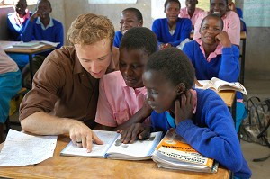 Крейг Кілбердгер навчає дітей у школі Кенії. (Із дозволу організації 'Вільні Діти')