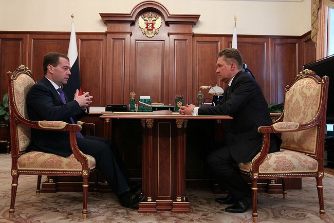 Президент России Дмитрий Медведев беседует с главой Газпрома Алексеем Миллером 22 февраля 2012 года. Фото: пресс-служба Кремля.