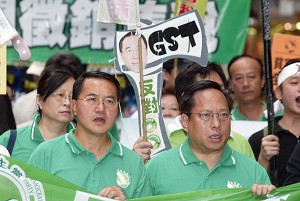 Вранці, 20 серпня 2006 року, правознавець Альберт Ху (попереду праворуч) відвідав протест-марш, спрямований проти введення в перспективу податків на товари й послуги. Фото: Wu Lianyou/The Epoch Times