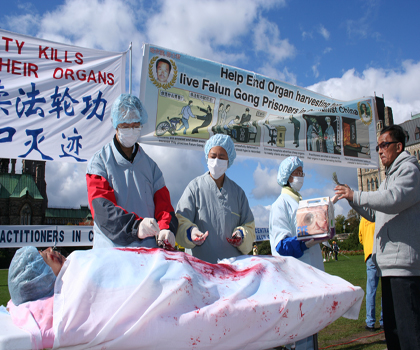 Інсценування видаляння органів у практикуючих Фалуньгун в Китаї під час мітингу в Оттаві. Фото: Ной Картьє/the Epoch Times