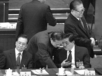 Цзян Цземинь (стоящий справа), возможно, планировал убить Ху Цзиньтао (сидящий справа) в 2006 году. Фото: Getty Images