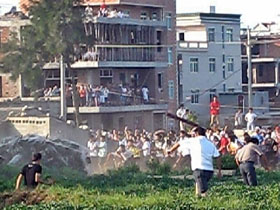 Зіткнення селян з поліцією. 31 серпня 2009. Селище Фенвей провінції Фуцзянь. Фото: FRA 