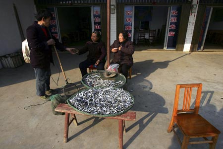 Рибак продає свій улов працівникам ресторану. Фото: Photo by China Photos/Getty Images