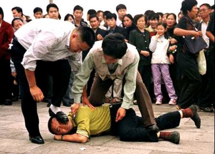 Починаючи з 1999 р. китайська компартія репресує послідовників Фалунгун. В результаті репресій загинуло понад 3 000 послідовників цієї практики. Фото з minghui.org