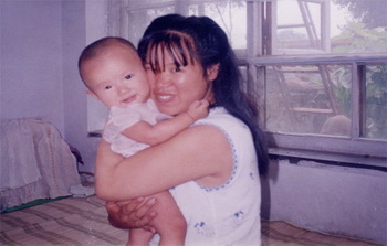 Пані Чжан Ліцінь та її син.Фото: enlightenment.org