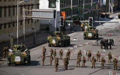 Армія китайської компартії у м. Лхасі 15 березня. Фото: AFP