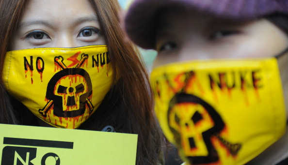 Демонстранты во время анти-ядерной демонстрации. Фото: SAM YEH/AFP/Getty Images