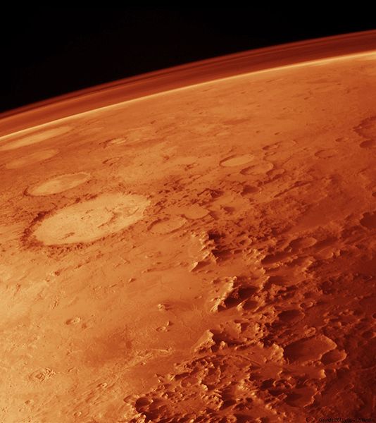 Атмосфера Красной планеты на 95% состоит из углекислого газа. Красной эту планету называют из-за оксида железа, который создает характерный рыжий оттенок. Фото: HiRiSE/NASA