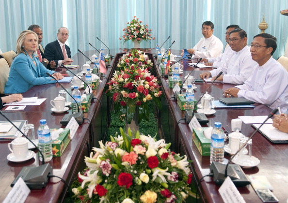 Министр иностранных дел Мьянмы Маунг Вунна Лвин на встрече с госсекретарем США Хиллари Клинтон в Министерстве иностранных дел в Нейпьидо. Мьянма, 1 декабря 2011 года. Фото: Saul Loeb/Getty Images 