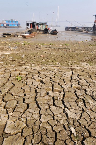 У результаті посухи значно знизився рівень води на озері Дунтін. 17 жовтня 2009. Фото з secretchina.com 
