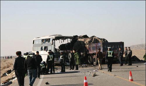 Пассажирский автобус столкнулся с грузовиком. Погибло 22 человека. 2 декабря. Уезд Куча Синьцзян-Уйгурского автономного района. Фото с epochtimes.com