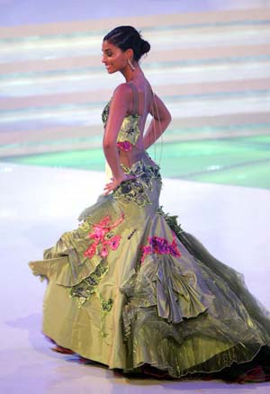 Учасниця конкурсу краси Міс Світу – 2005 Тетяна Тавейрс із Бельгії у фіналі конкурсу, який проходив 10 грудня у театрі Корона Краси в місті Саньа. Фото: Getty Images.