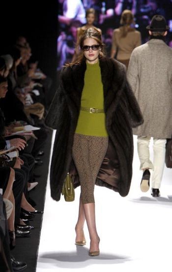 Колекція жіночого одягу осінь 2008 від дизайнера Карлоса Милі (Carlos Miele), представлена 6 лютого на тижні моди від Mercedes-Benz в Нью-Йорку. Фото: Scott Gries/Getty Images 