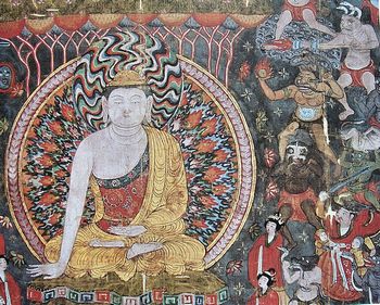 Винаходи стародавнього Китаю: найбільш раннє художнє зображення порохової зброї, епоха п’яти династій і десяти царств (907–960 рр. н.е.) На картині зображено, як Мара марно намагається спокусити Будду: у верхній частині демони загрожують Будді вогненним с