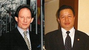 Вице-президент Европейского Парламента Эдвард МакМиллэн-Скотт (слева) и китайский правозащитник Гао Чжишен (справа). Фотоколлаж: Великая Эпоха
