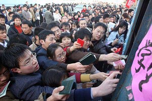 Первую ярмарку труда в городе Циндао в этом году 26 февраля 2007 года посетили около 15 000 безработных. Фото: Великая Эпоха