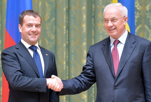 Дмитрий Медведев встретился с Николаем Азаровым в ходе визита в Украину 27 июня. Фото: SERGEI SUPINSKY/AFP/GettyImages