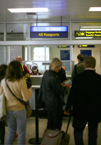 Мальтійська імміграційна служба перевіряє паспорти пасажирів у міжнародному аеропорту Мальти. Фото: BEN BORG CARDONA/AFP/Getty Images