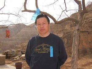 Гао Чжишен носит синюю ленту, соблюдая голодовку в своем родном городе в северной провинции Шаньси. 1 апреля 2006. Фото: Ма Вэньду.