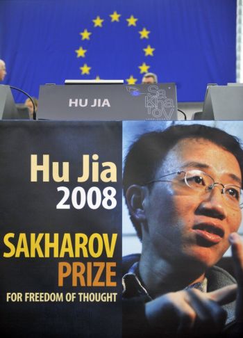Порожнє місце: Місце ув'язненного китайського дисидента Ху Цзя залишається порожнім 17 грудня 2008, під час церемонії нагородження Премією Сахарова в Європарламенті. Ху звільнили у неділю, після 3,5 років ув'язнення але не дозволили спілкуватися з пресою,