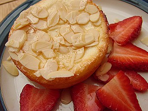 Сирний пиріг з медом та мигдалем. Фото: Каролін Ятс/The Epoch Times