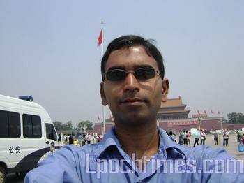 Суман Шрінівасан на площі Тяньаньмень у Пекіні. Червень 2010 р. Фото: The Epoch Times