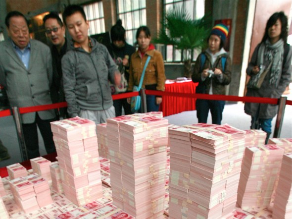Модель пекінського центрального ділового району, виготовлена з китайських банкнот, 2007 р. Економісти вказують, що нестримний друк грошей в Китаї викликає інфляцію. Фото: Teh Eng Koon/AFP/Getty Images