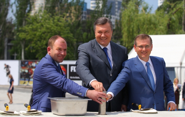 У Дніпропетровську Янукович заклав капсулу в майбутню арену «Євробаскета-2015». Фото: president.gov.ua
