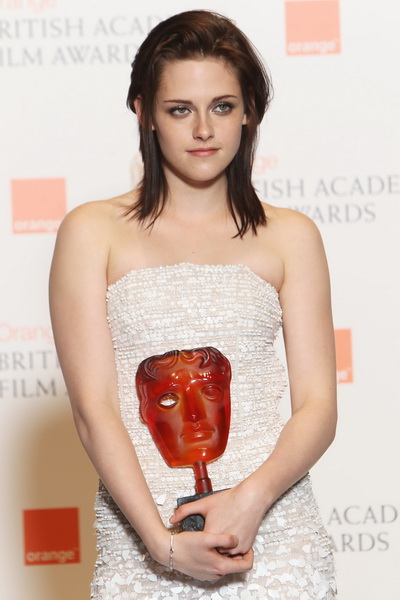 Церемонія вручення нагород Британської кіноакадемії (BAFTA). Актриса Крістен Стюарт зі своїм призом «Нової зірки». Фото: Dave Hogan / Getty Images 