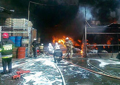 В Макеевке загорелся крупный завод лакокрасочных материалов. Фото: ostro.org