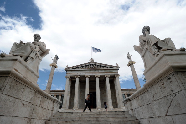 Де відпочити влітку: Греція. Академія Афін в центрі грецької столиці. Фото: ARIS MESSINIS/AFP/GettyImages