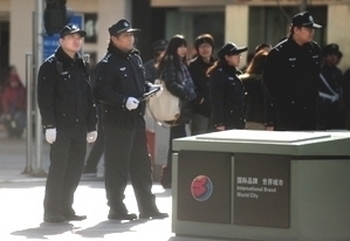 Полицейские патрулируют пекинский район предполагаемых еженедельных акций протестов против правящего режима. Фото: Getty Images