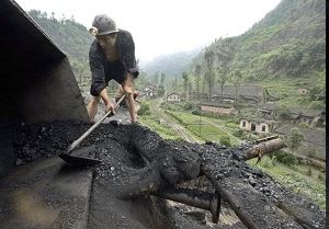Шахтер выгребает уголь на шахте в округе Цяньвэй. Провинция Сычуань на юго-западе Китая. Фото: Liu Jin/AFP/Getty Images