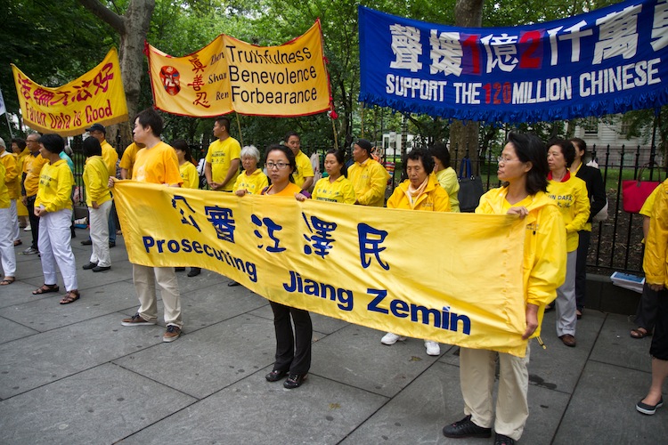 Акция последователей Фалунь Дафа на Манхэттене, США 20 июля 2012. Фото: Benjamin Chasteen/The Epoch Times